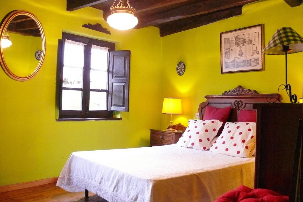 A bed or beds in a room at La Casina de Celorio