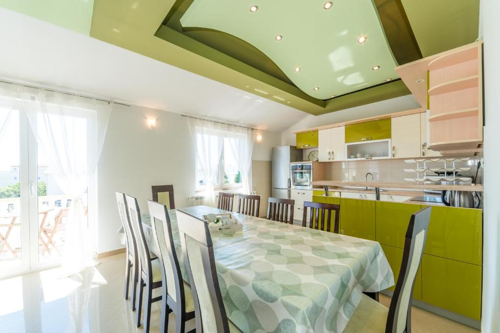 Kuchyňa alebo kuchynka v ubytovaní Crowonder Sun&Fun Holiday House with Large Swimming Pool, Playroom and Garden