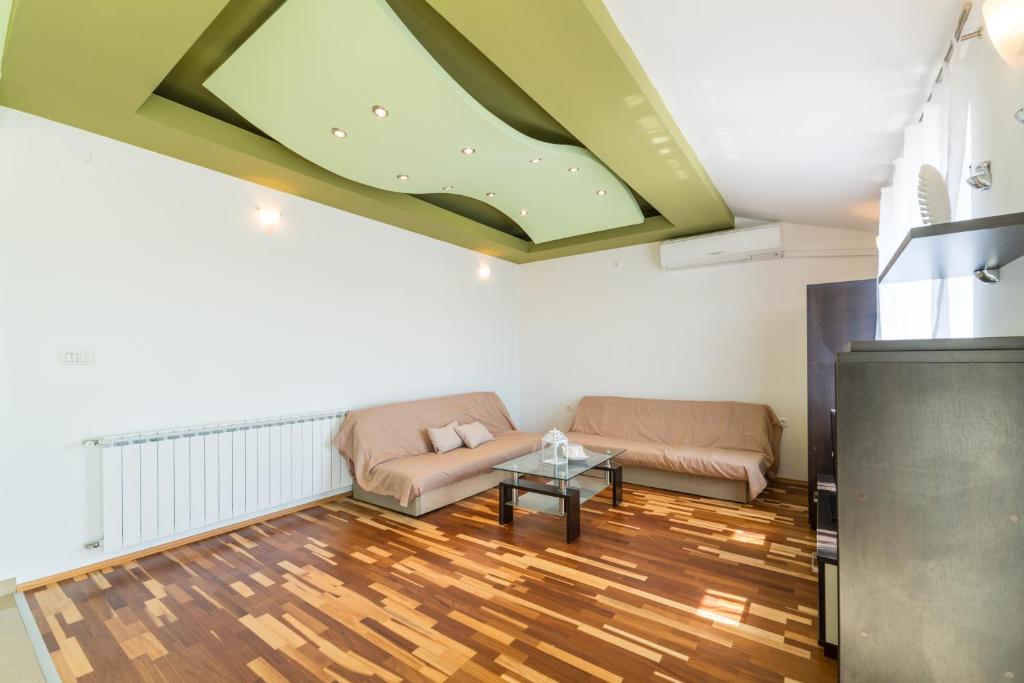 Kuchyňa alebo kuchynka v ubytovaní Crowonder Sun&Fun Holiday House with Large Swimming Pool, Playroom and Garden