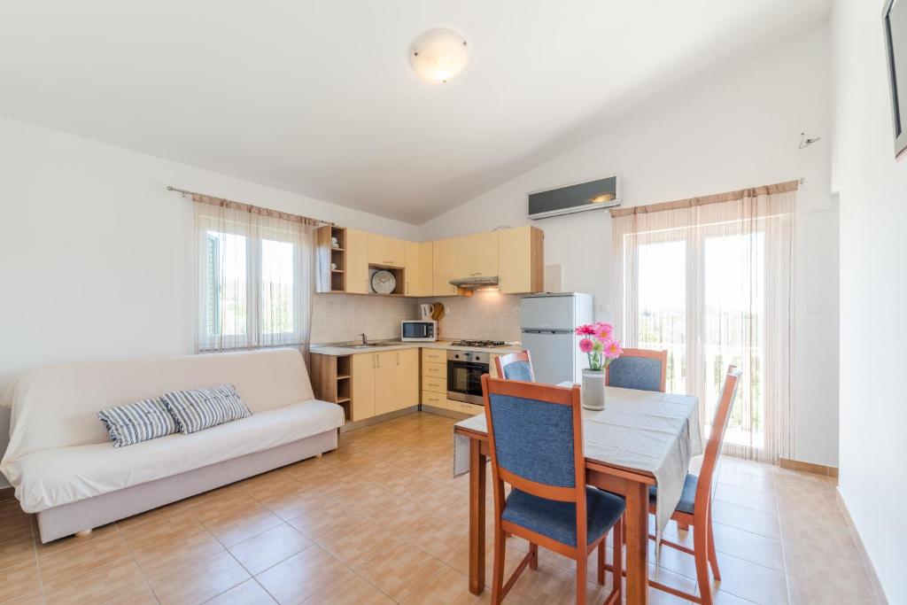 Kuchyňa alebo kuchynka v ubytovaní Crowonder Sun&Fun Holiday House with Large Swimming Pool, Playroom and Garden