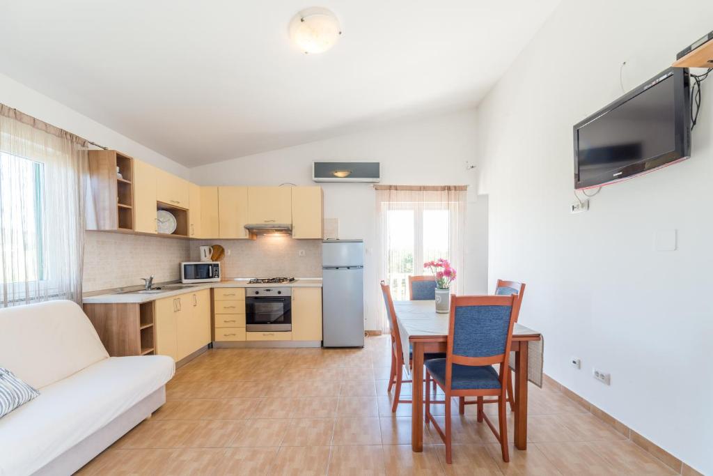 Kuchyňa alebo kuchynka v ubytovaní Crowonder Sun&Fun Holiday House with Large Swimming Pool, Playroom and Garden