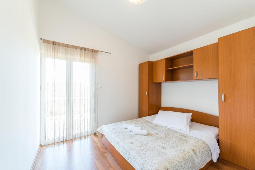Posteľ alebo postele v izbe v ubytovaní Crowonder Sun&Fun Holiday House with Large Swimming Pool, Playroom and Garden
