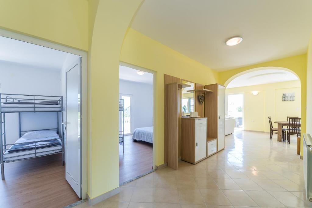 Posteľ alebo postele v izbe v ubytovaní Crowonder Sun&Fun Holiday House with Large Swimming Pool, Playroom and Garden