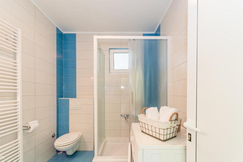 Kúpeľňa v ubytovaní Crowonder Sun&Fun Holiday House with Large Swimming Pool, Playroom and Garden