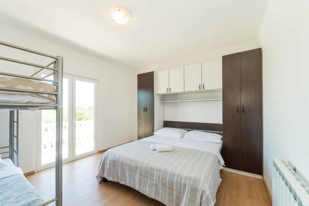 Posteľ alebo postele v izbe v ubytovaní Crowonder Sun&Fun Holiday House with Large Swimming Pool, Playroom and Garden