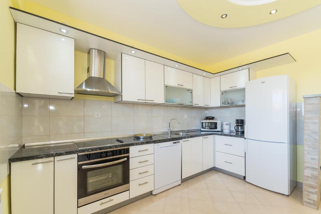 Kuchyňa alebo kuchynka v ubytovaní Crowonder Sun&Fun Holiday House with Large Swimming Pool, Playroom and Garden