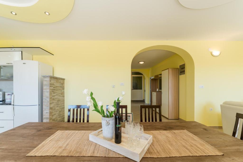 Kuchyňa alebo kuchynka v ubytovaní Crowonder Sun&Fun Holiday House with Large Swimming Pool, Playroom and Garden