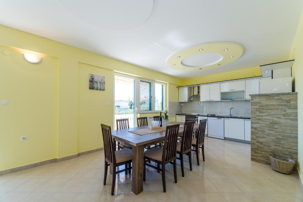 Kuchyňa alebo kuchynka v ubytovaní Crowonder Sun&Fun Holiday House with Large Swimming Pool, Playroom and Garden
