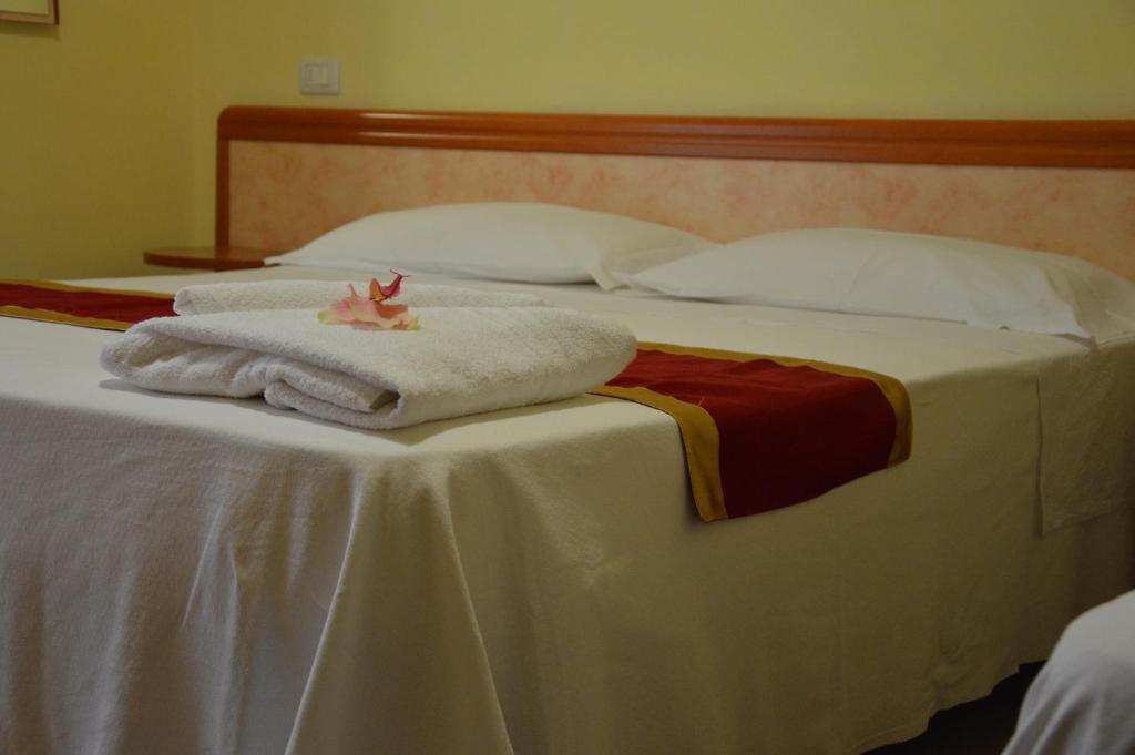 Postel nebo postele na pokoji v ubytování Hotel Carolin