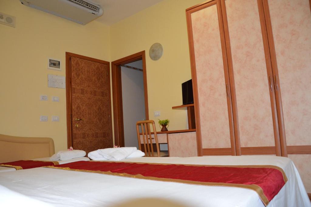 Postel nebo postele na pokoji v ubytování Hotel Carolin