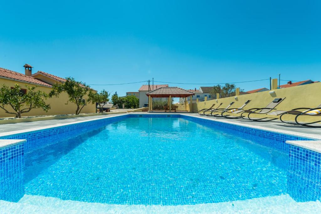 Bazén v ubytovaní Crowonder Sun&Fun Holiday House with Large Swimming Pool, Playroom and Garden alebo v jeho blízkosti