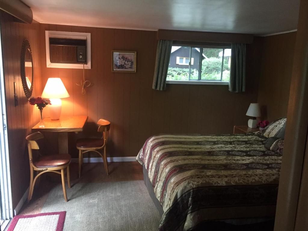 Postel nebo postele na pokoji v ubytování Amber Lantern Motel