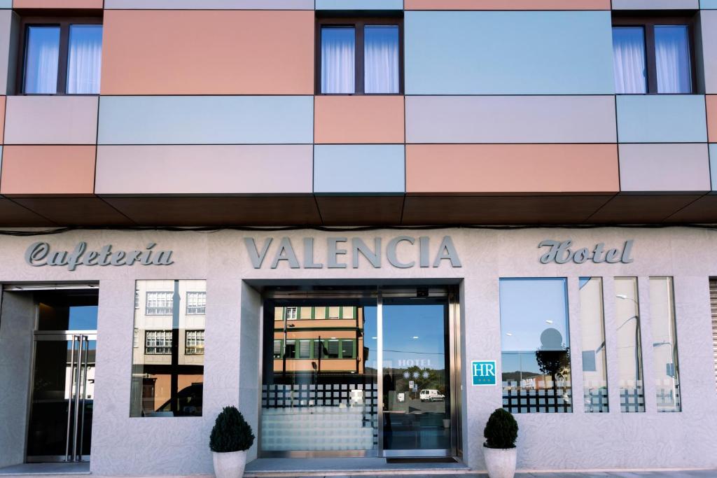 ein Gebäude mit einem Valenciahotel-Schild davor in der Unterkunft Hotel Valencia in Ferrol