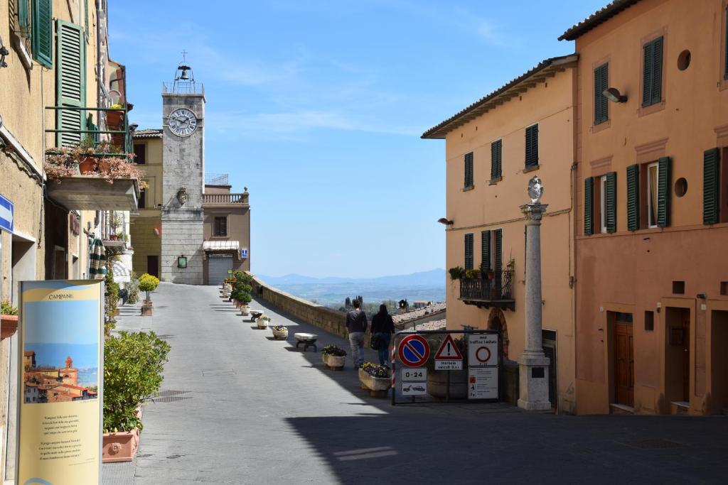 una strada cittadina con una torre dell'orologio in lontananza di Appartamento Polino a Chianciano Terme