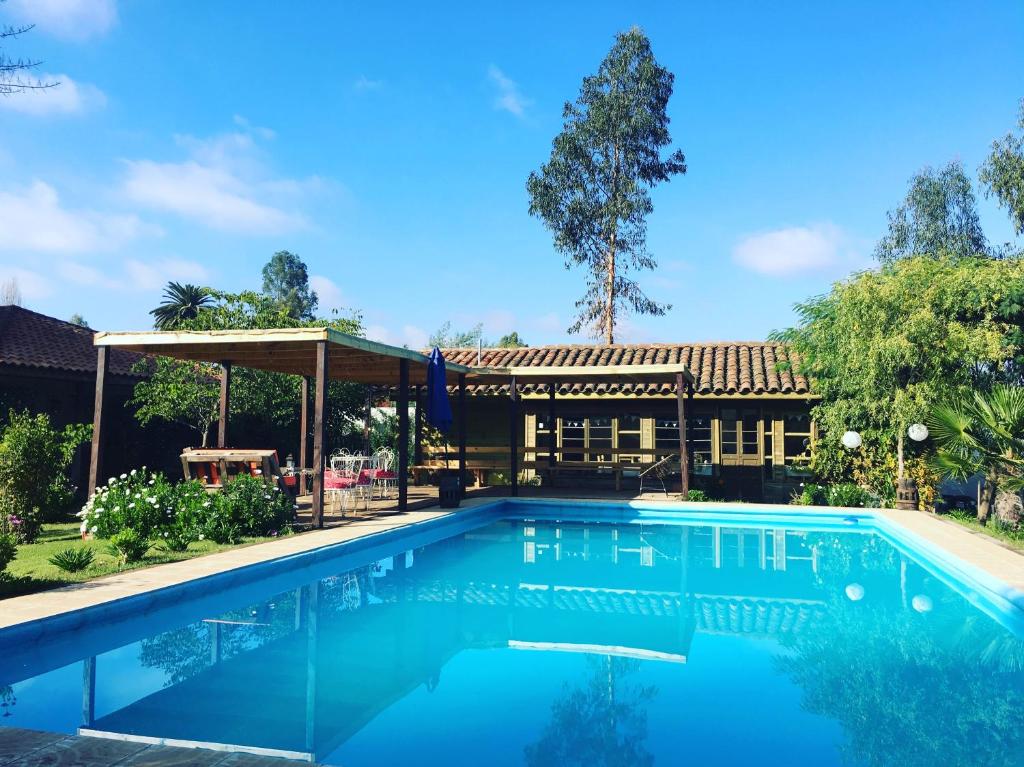 uma piscina em frente a uma casa em Hotel Hoja de Parra em Santa Cruz