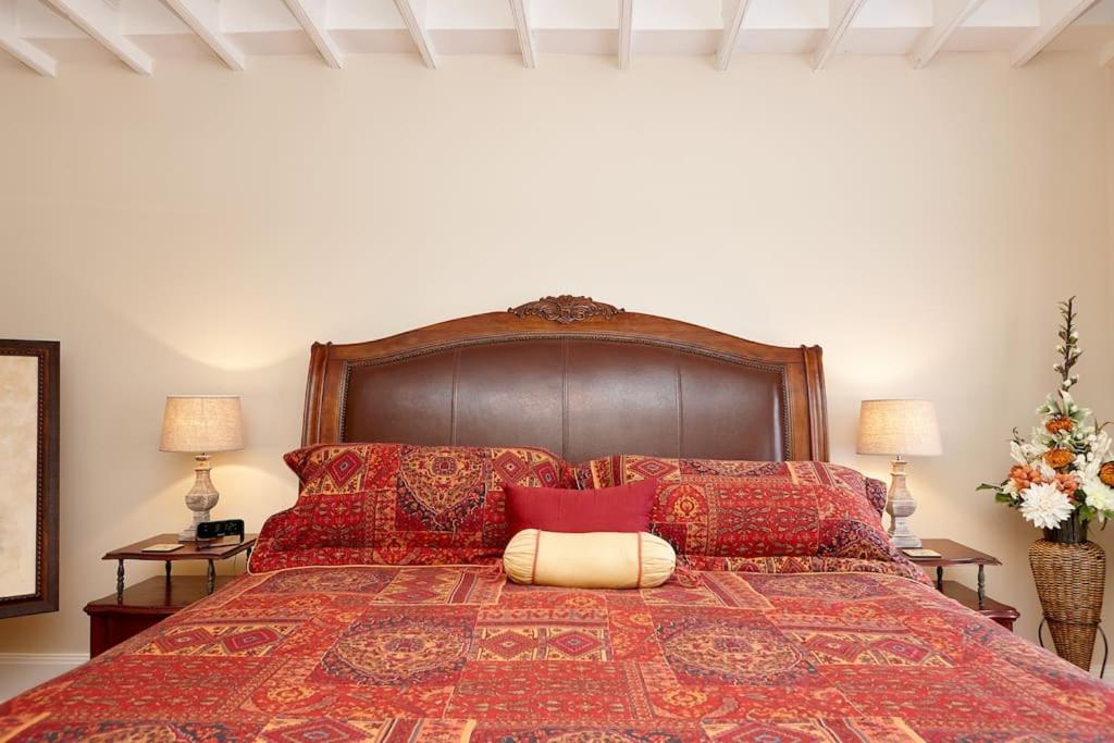 Llit o llits en una habitació de Cheltenham Suites