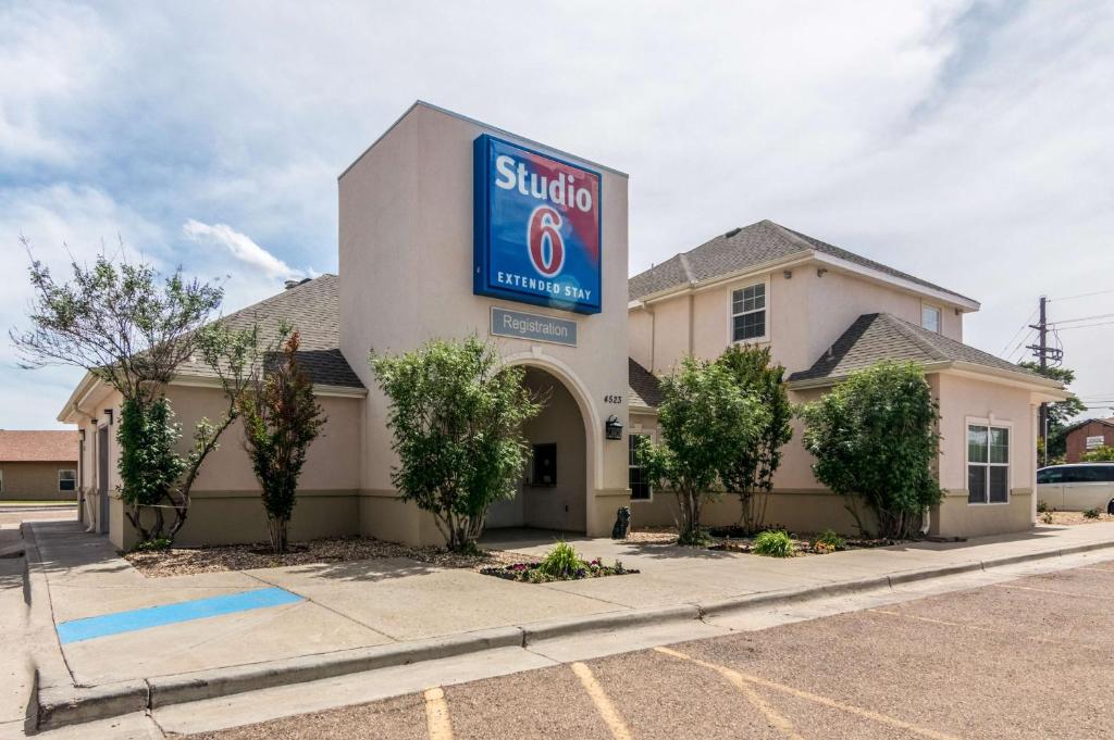 ein Gebäude mit einem Schild für ein Hotel in der Unterkunft Studio 6-Lubbock, TX - Medical Center in Lubbock