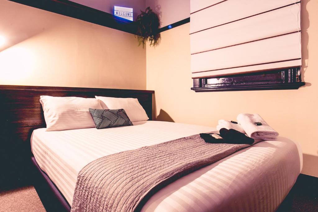 The Greenroof في نيوكاسل: غرفة نوم بسرير وملاءات بيضاء ونافذة