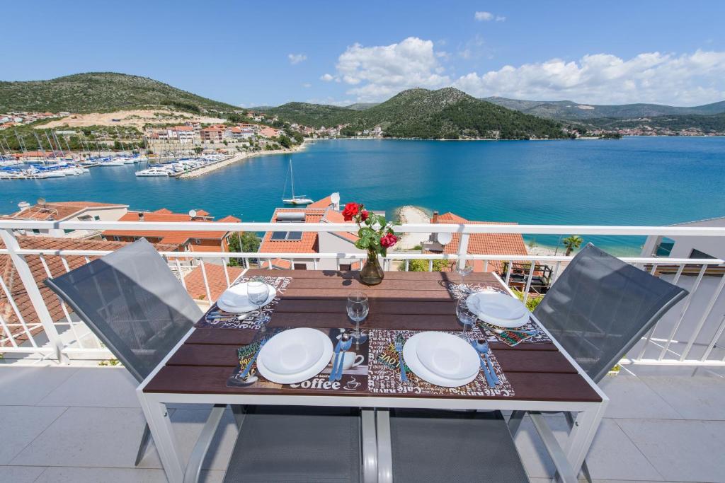 una mesa en un balcón con vistas al agua en Beach Apartment Marina, en Marina