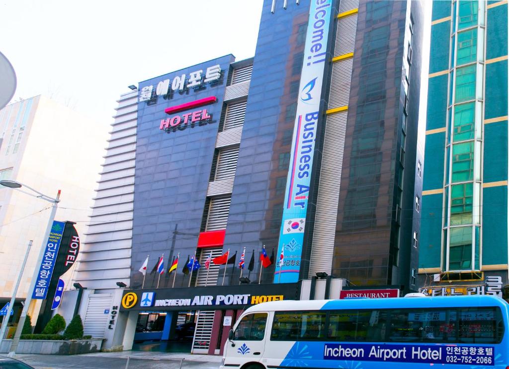 um autocarro está estacionado em frente a um hotel em Incheon Airport Hotel em Incheon