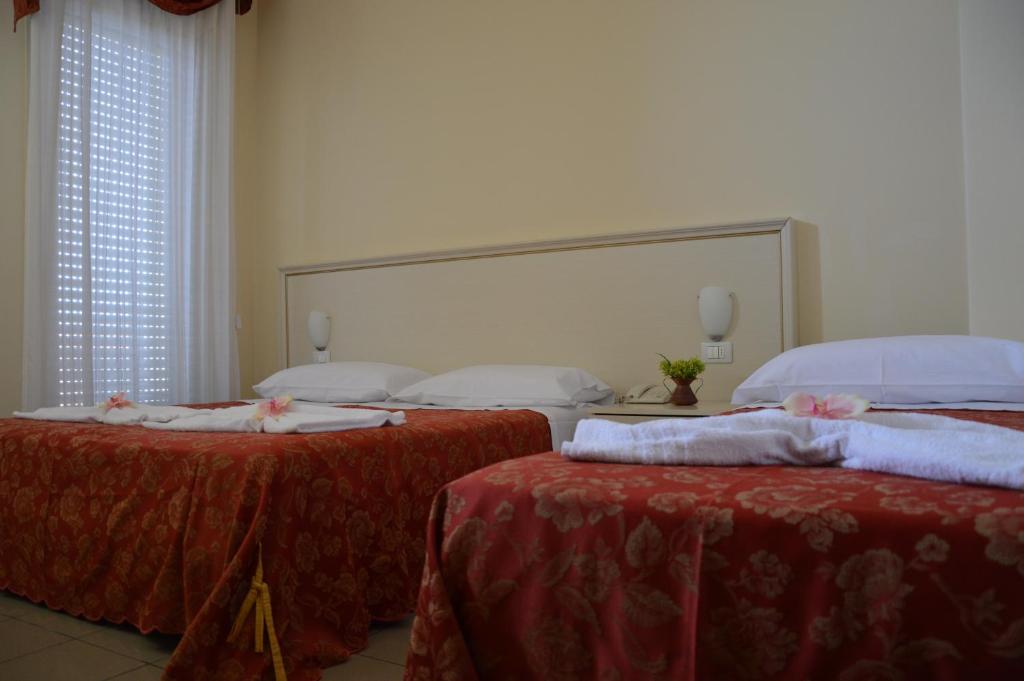 Postel nebo postele na pokoji v ubytování Hotel Carolin