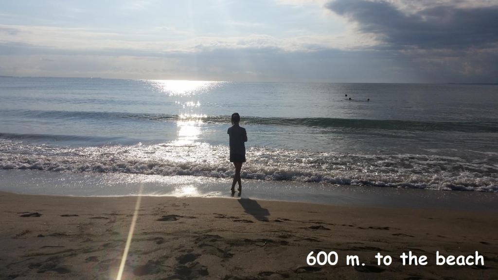 una persona parada en la playa mirando el océano en 4U Apartment - Gurko, en Burgas