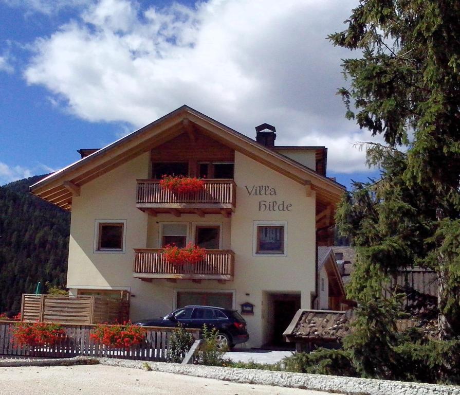 a building with a car parked in front of it at Villa Hilde in San Cassiano