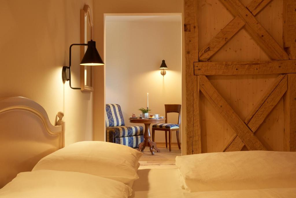 Łóżko lub łóżka w pokoju w obiekcie Historic Guesthouse BIRCHER B&B Apartments near Sterzing