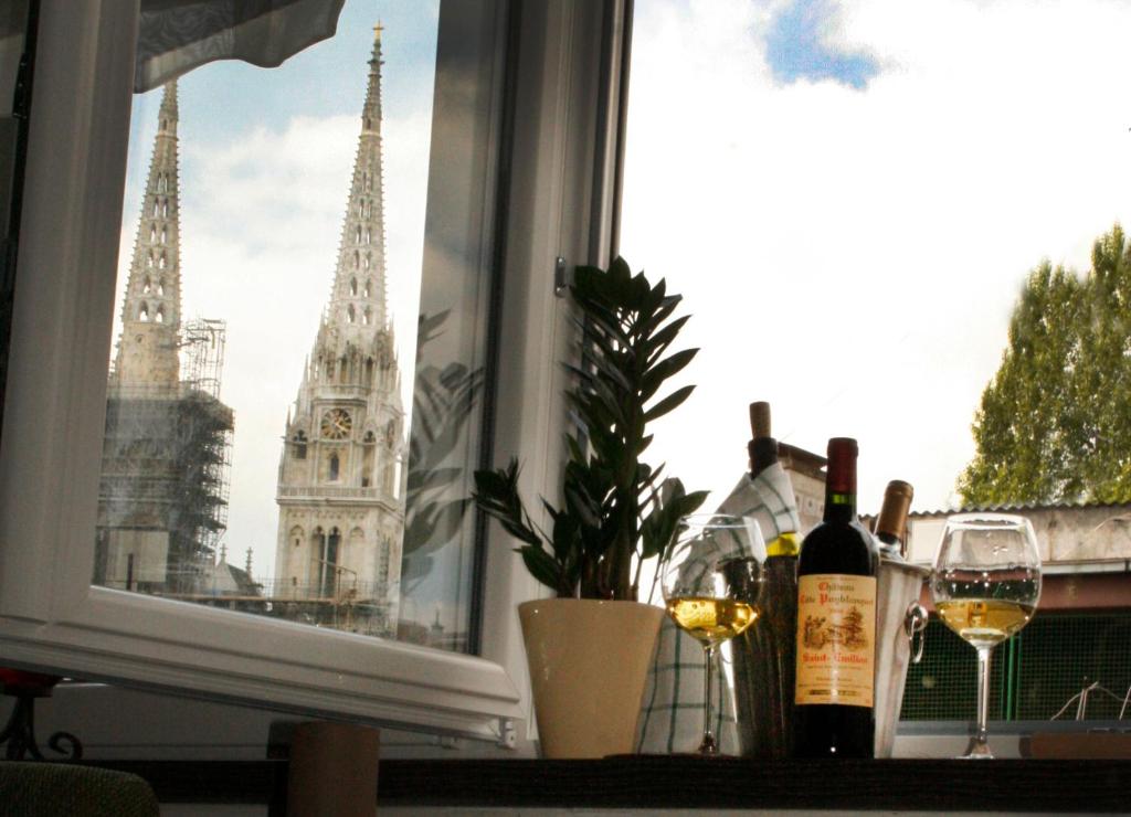 - une fenêtre avec deux verres de vin et une vue sur le grand ben dans l'établissement Apartment Classic Deco, à Zagreb