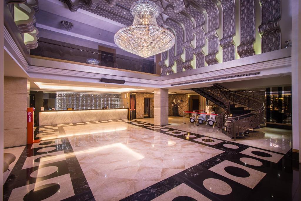 嘉義市的住宿－嘉禾玉山國際大飯店 ，带有吊灯的酒店大堂