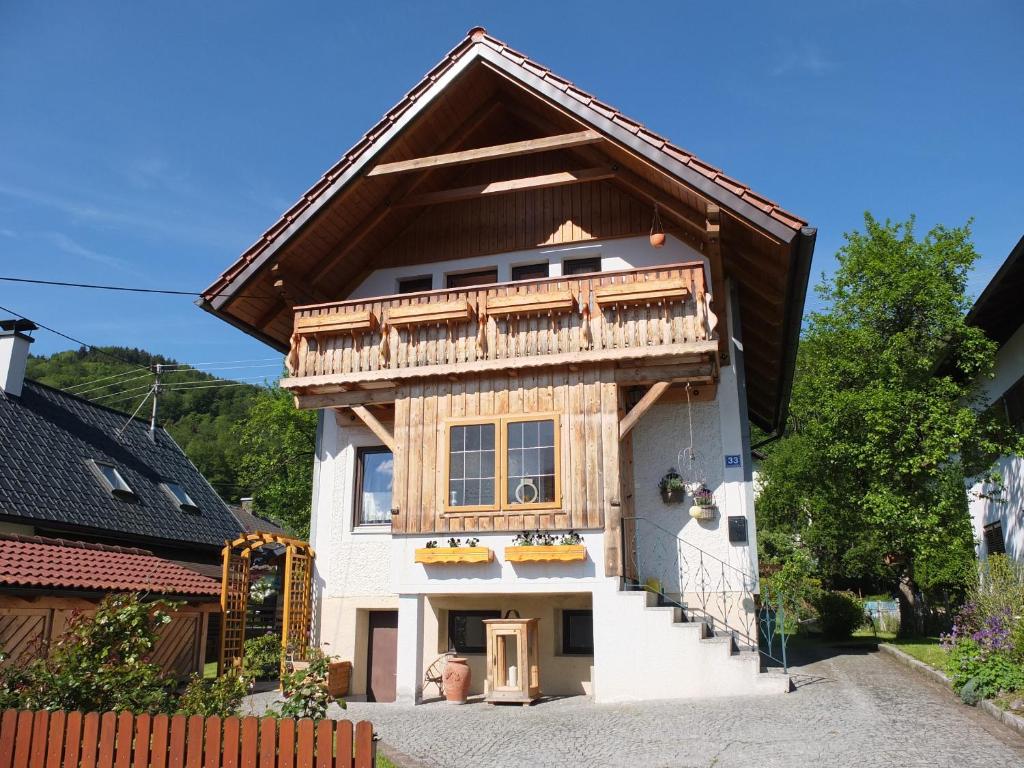 a small house with a wooden roof at Ferienhaus in der Schlipfing mit Garten in Altmünster