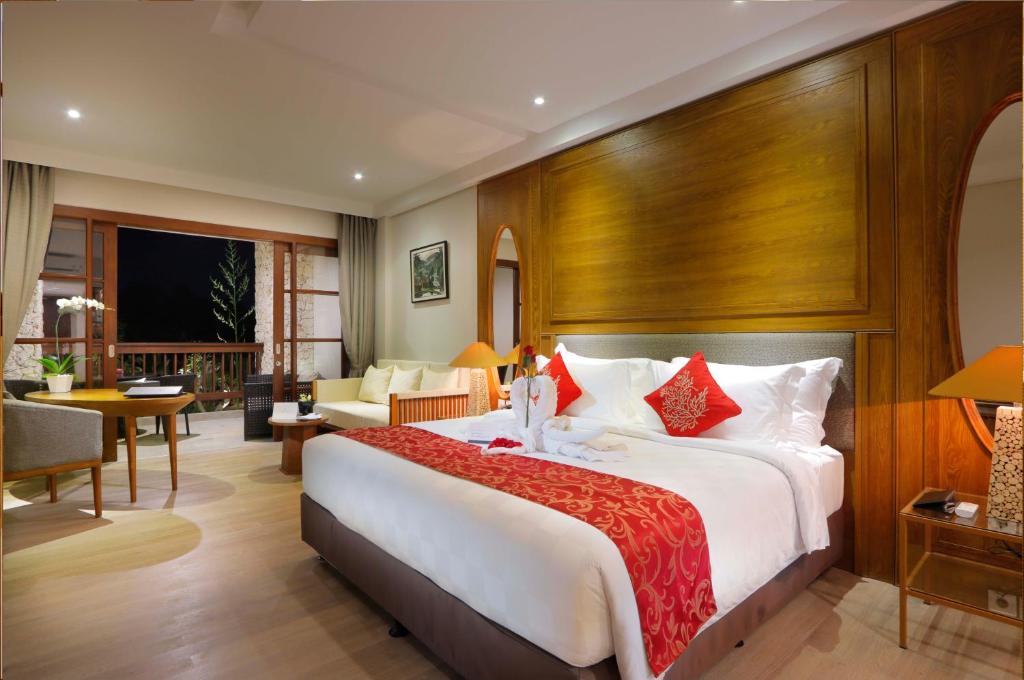Postel nebo postele na pokoji v ubytování Royal Tulip Springhill Resort Jimbaran