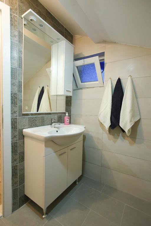 Central Located Guest House - Three-Bedroom Apartment Suite