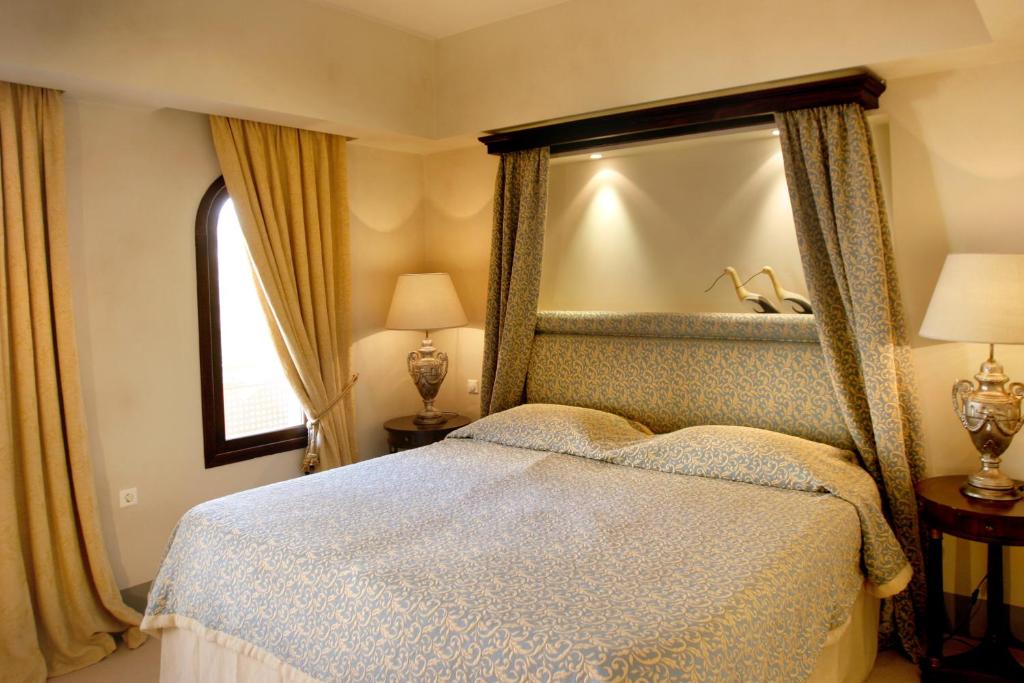 Postel nebo postele na pokoji v ubytování Great Greece Le Convivial Suites