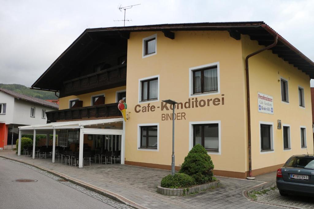 Mitterdorf im Mürztal的住宿－Konditorei Binder，黄色的建筑,上面写着“咖啡馆管理工程师”字样