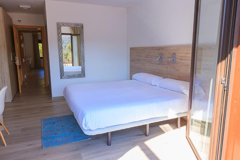 Ένα ή περισσότερα κρεβάτια σε δωμάτιο στο Hostal La Guineu