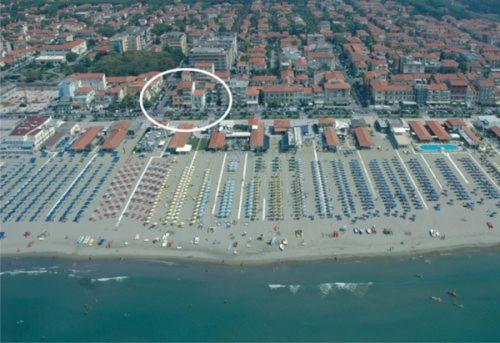 an aerial view of a beach with umbrellas and chairs at Hotel La Vela in Lido di Camaiore