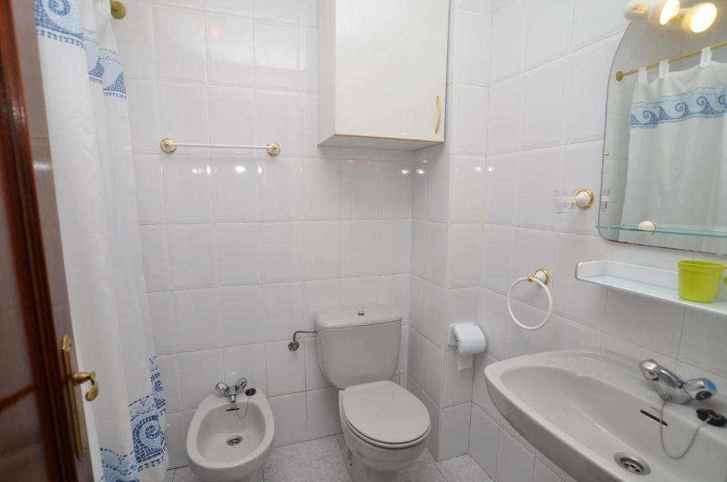 A bathroom at El Encinar de playa de la arena