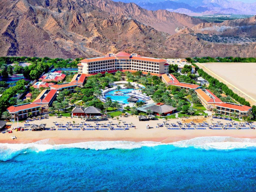 eine Luftansicht eines Resorts am Strand in der Unterkunft Fujairah Rotana Resort & Spa - Al Aqah Beach in Al Aqah