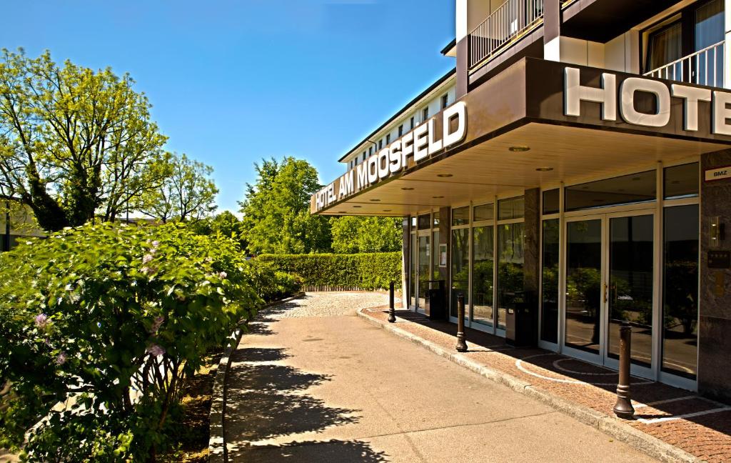 un hotel con una pasarela frente a un edificio en Hotel Am Moosfeld, en Múnich