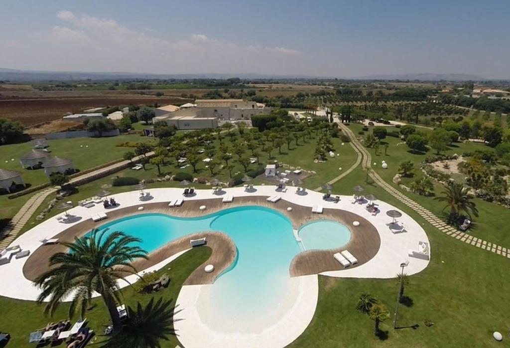 een luchtzicht op een zwembad in een resort bij Hotel Borgo Pantano in Siracusa