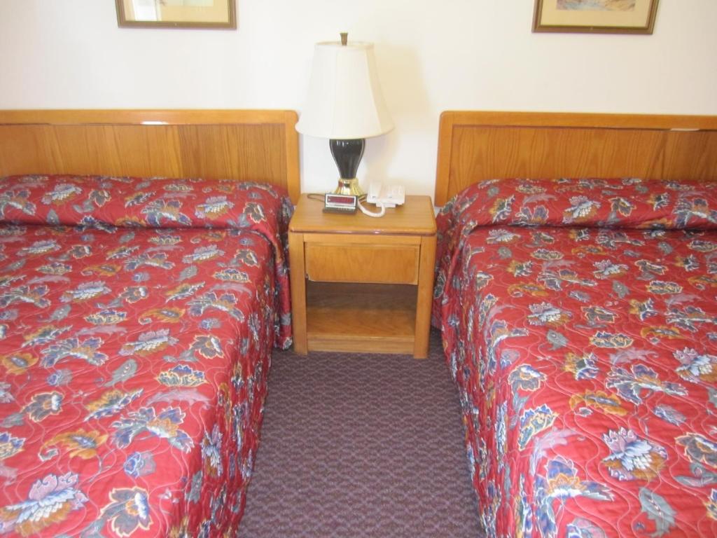 Postel nebo postele na pokoji v ubytování Pinecrest Motel