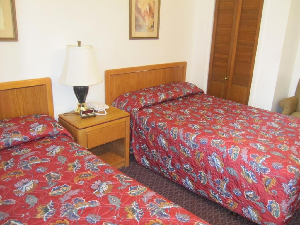 Postel nebo postele na pokoji v ubytování Pinecrest Motel