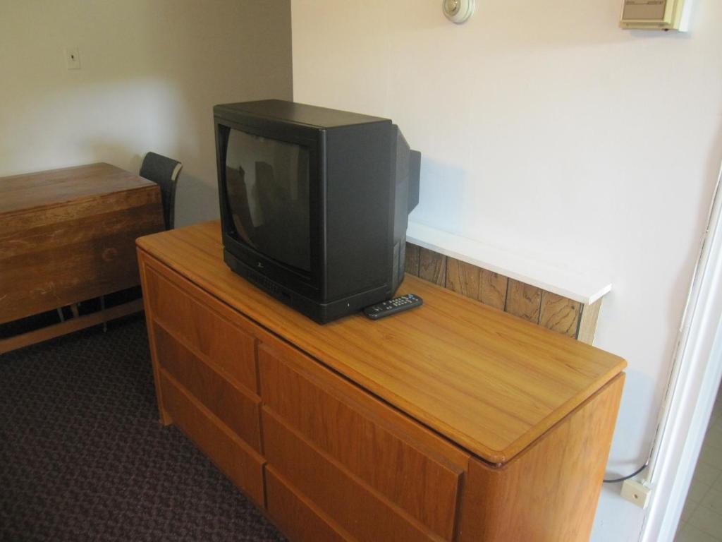 TV a/nebo společenská místnost v ubytování Pinecrest Motel