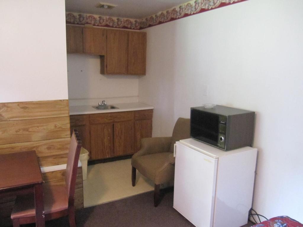 Kuchyň nebo kuchyňský kout v ubytování Pinecrest Motel
