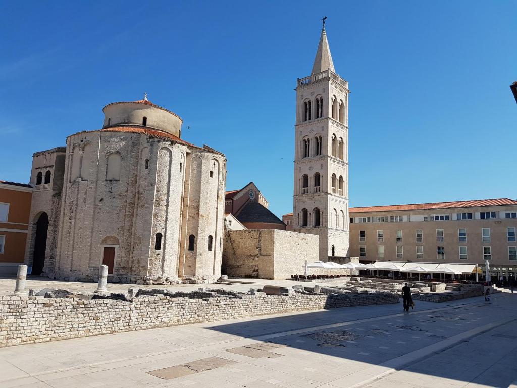 un antiguo edificio con una torre y una iglesia en Apartment Varos, en Zadar
