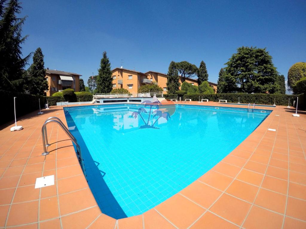 una grande piscina di colore blu chiaro di Easy Apartments Peschiera a Peschiera del Garda