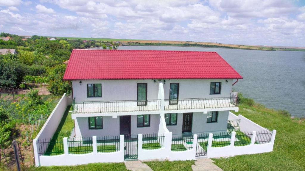 una vista aérea de una casa con techo rojo en Villa Tasaul, en Năvodari