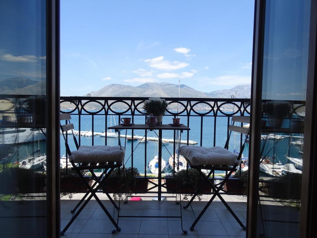balcone con tavolo, 2 sedie e vista sull'acqua di Casa di Fiore a Gaeta