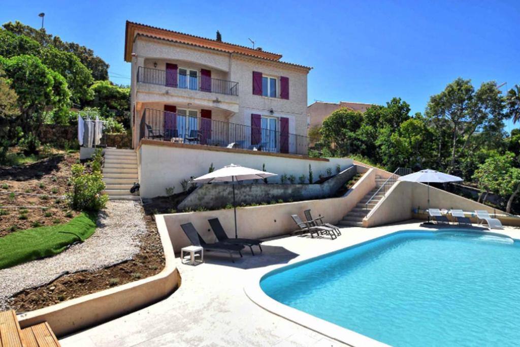 ein Haus mit einem Pool neben einem Gebäude in der Unterkunft Villa Roca in Les Issambres